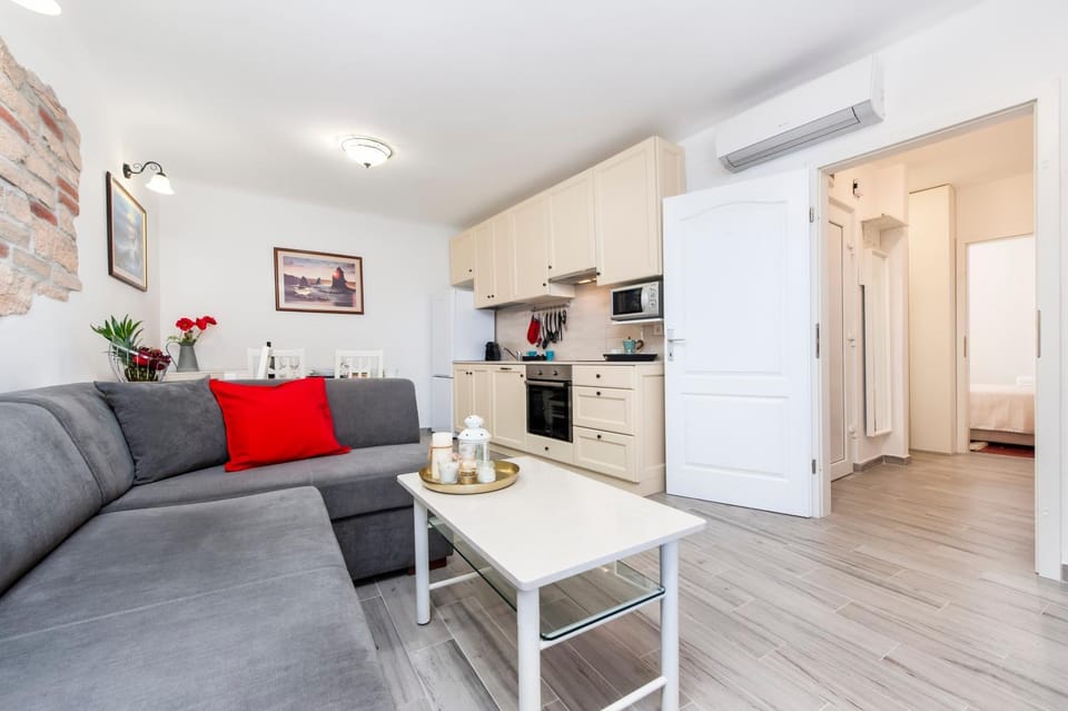 Kitchen or kitchenette, Living room, Seating area, Dining area, minibar, stove