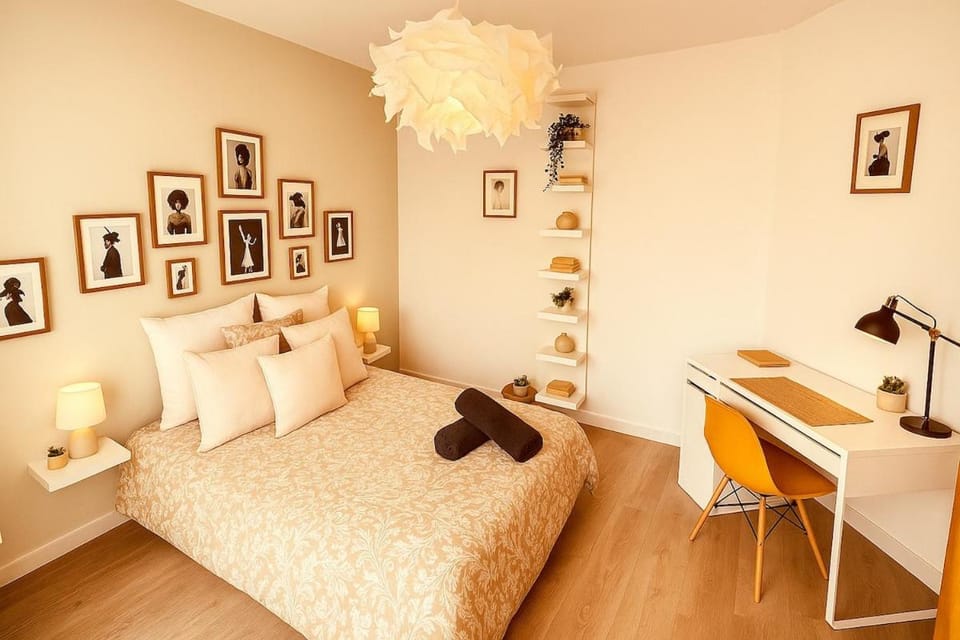 Bed, Photo of the whole room, Seating area, Bedroom