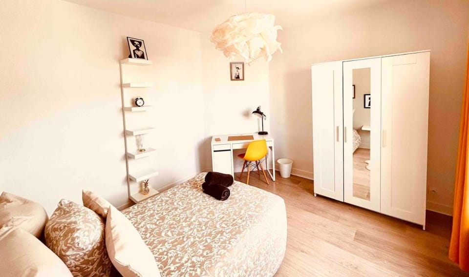 Bed, Photo of the whole room, Seating area, Bedroom, wardrobe