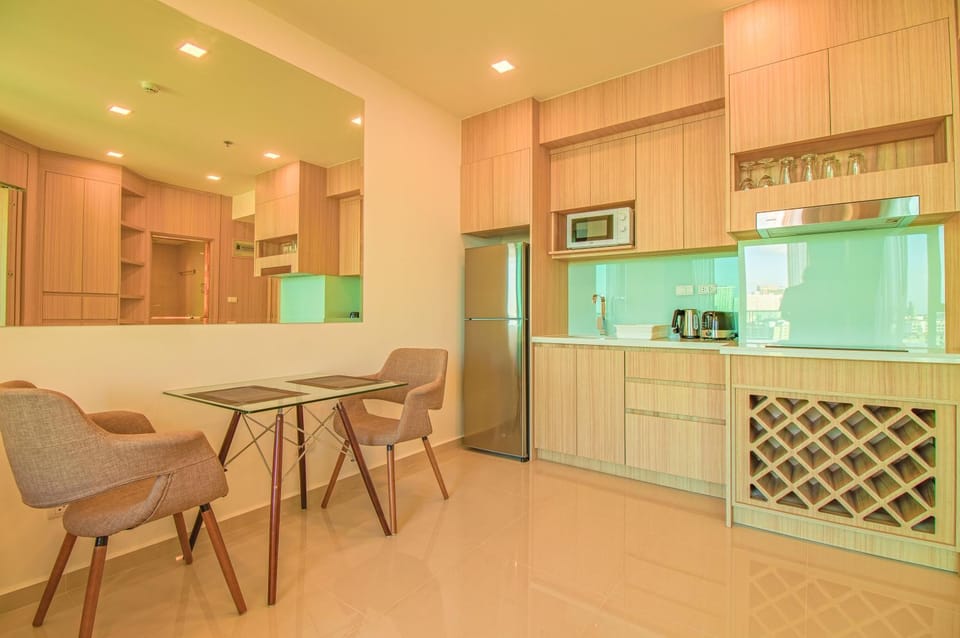 Kitchen or kitchenette, Dining area