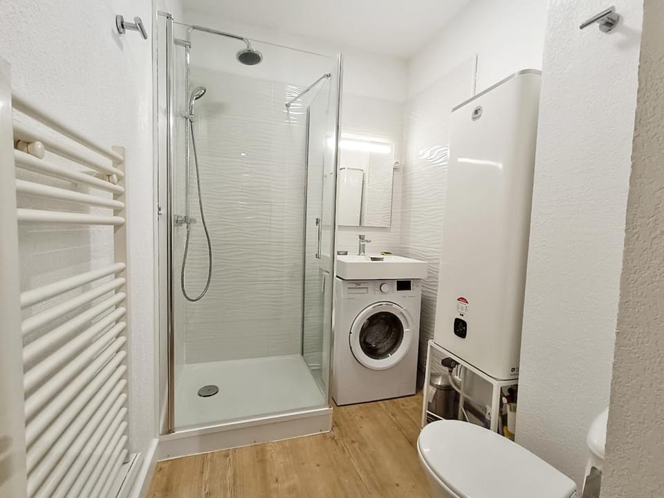Shower, Toilet, Bathroom, washing machine