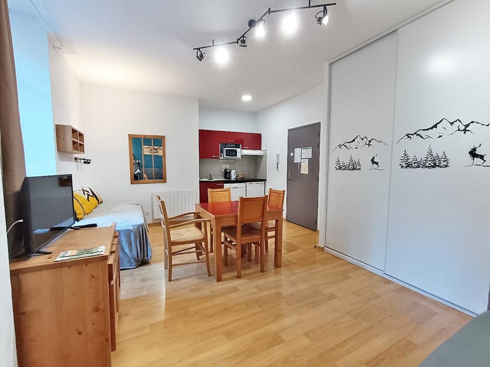 TV and multimedia, Kitchen or kitchenette, Dining area