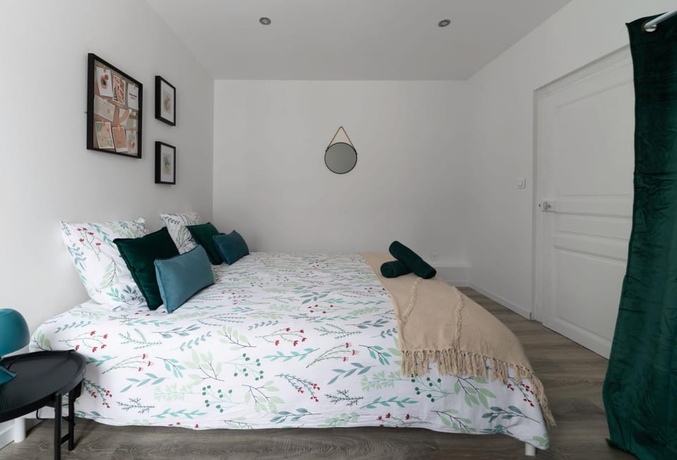 Bed, Photo of the whole room, Bedroom