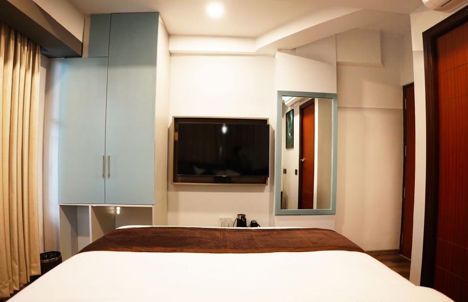 Bed, TV and multimedia, Bedroom, wardrobe