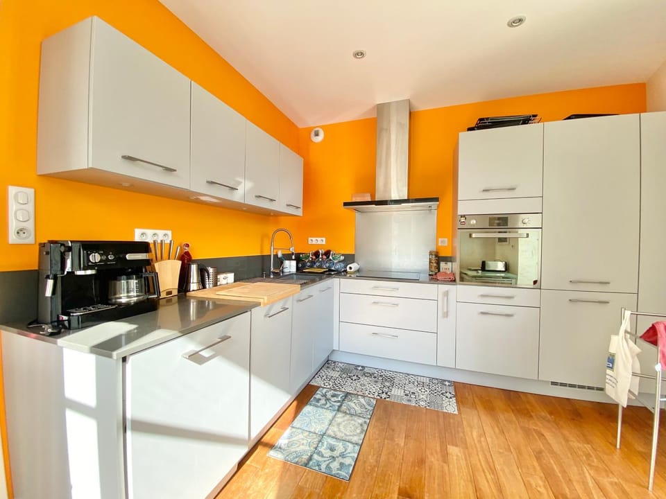 Coffee/tea facilities, dishwasher, oven, stove, toaster, kitchen