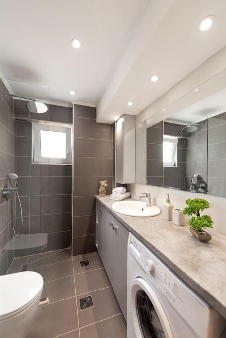Toilet, Bathroom, towels, washing machine