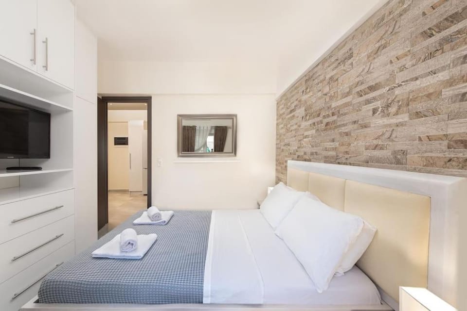 Bed, TV and multimedia, Bedroom, towels