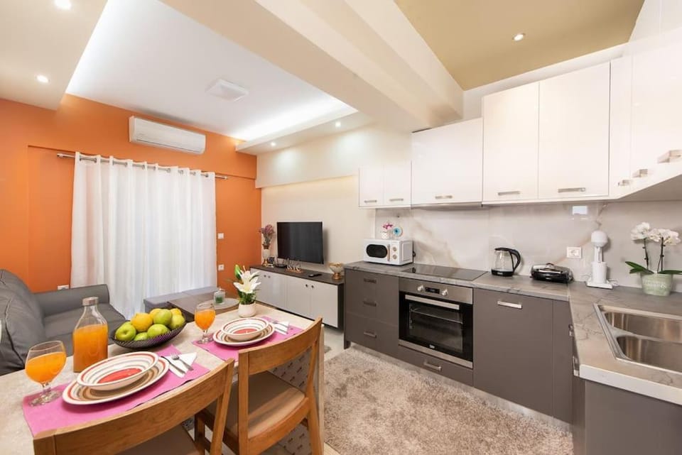 Coffee/tea facilities, Kitchen or kitchenette, Living room, Food and drinks, Seating area, Dining area, Food, oven, stove