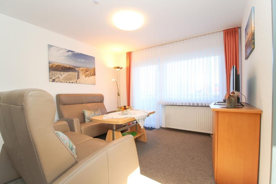 TV and multimedia, Living room, Seating area, hair dresser