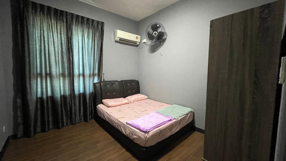 Bed, Photo of the whole room, Bedroom, towels, air conditioner