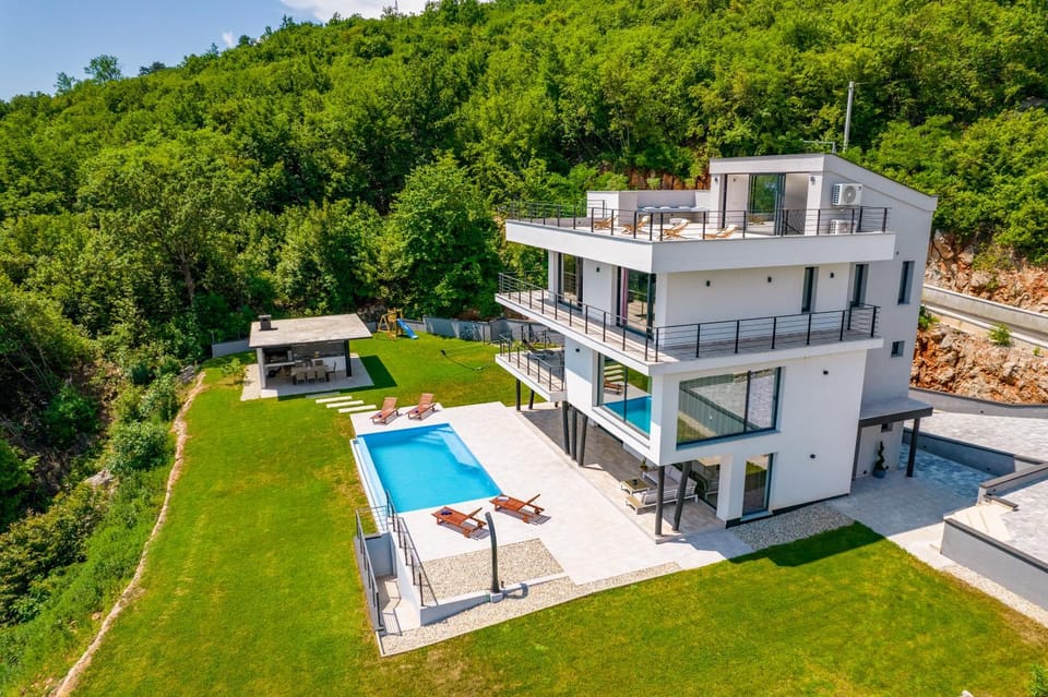 Property building, Natural landscape, Garden, Swimming pool, sunbed