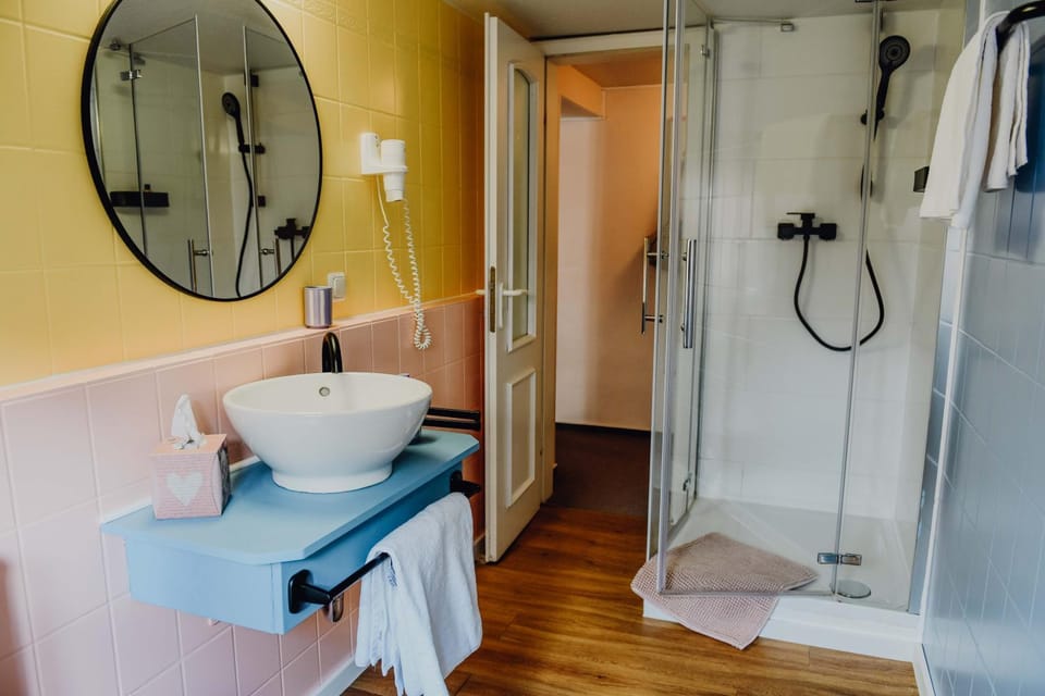 Shower, Bathroom, towels