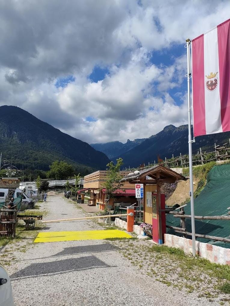 Nearby landmark, Spring, Day, Neighbourhood, Natural landscape, Mountain view, Location, Parking