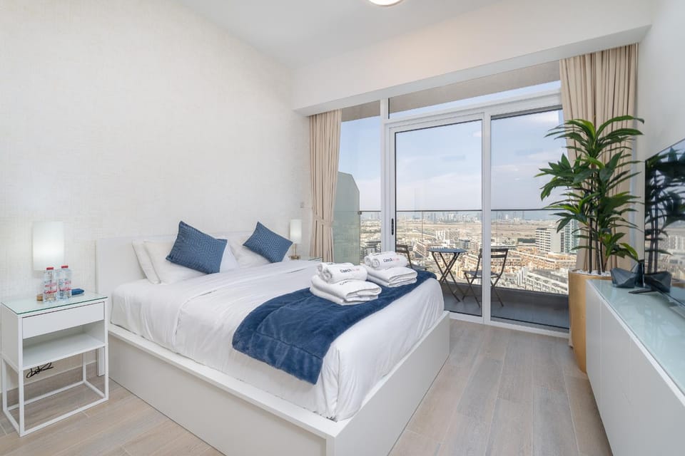 Bed, View (from property/room), Balcony/Terrace, City view, towels