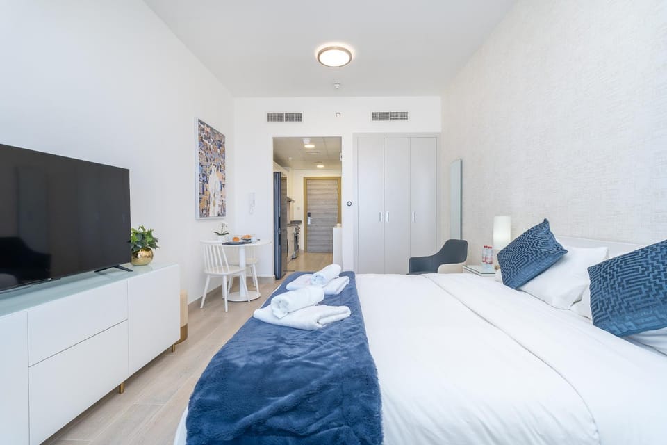 Bed, TV and multimedia, wardrobe