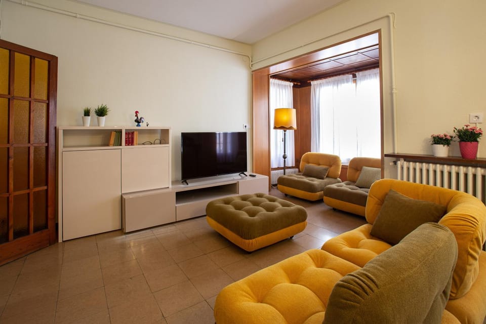 Communal lounge/ TV room, TV and multimedia, Living room, Seating area, Evening entertainment