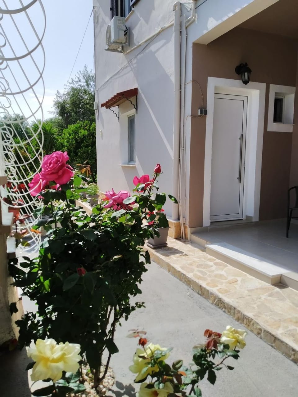 Property building, Facade/entrance, Spring, Day, Garden, View (from property/room), Balcony/Terrace, Garden view