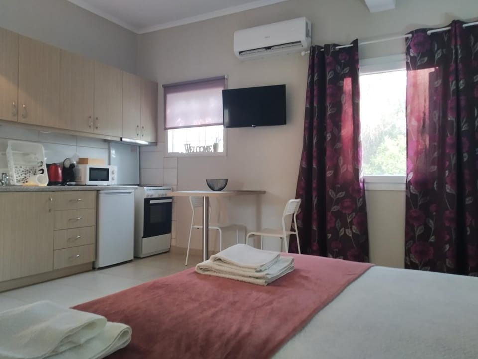 Bed, TV and multimedia, Coffee/tea facilities, Kitchen or kitchenette, Dining area, Bedroom, microwave, oven, stove, towels, air conditioner