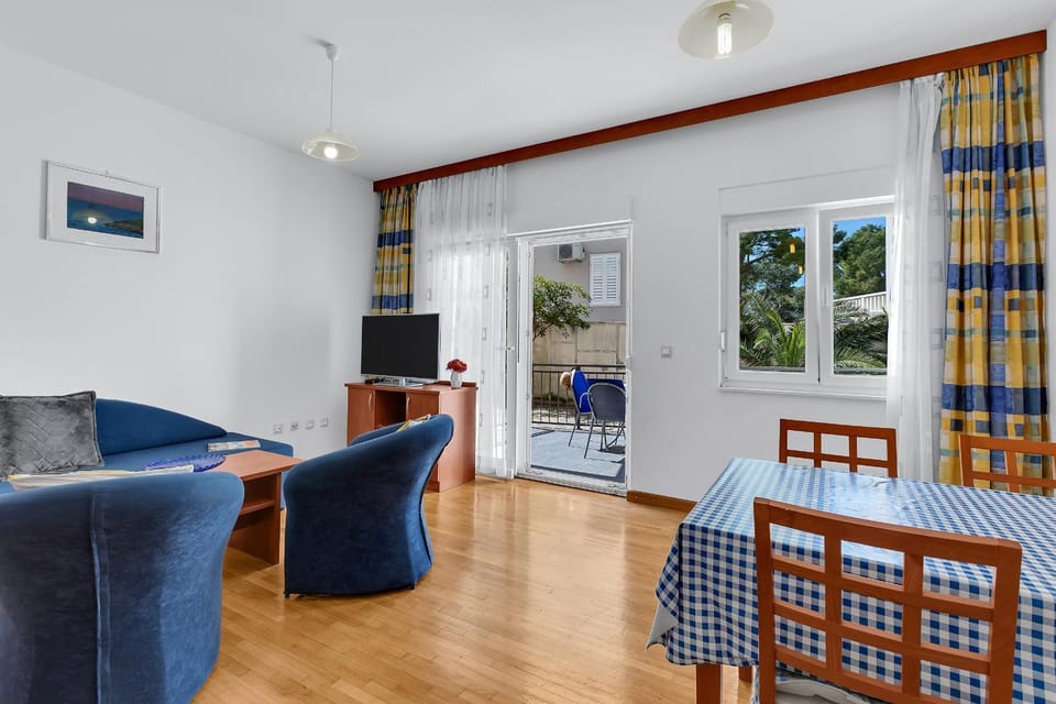 Communal lounge/ TV room, TV and multimedia, Living room, Seating area