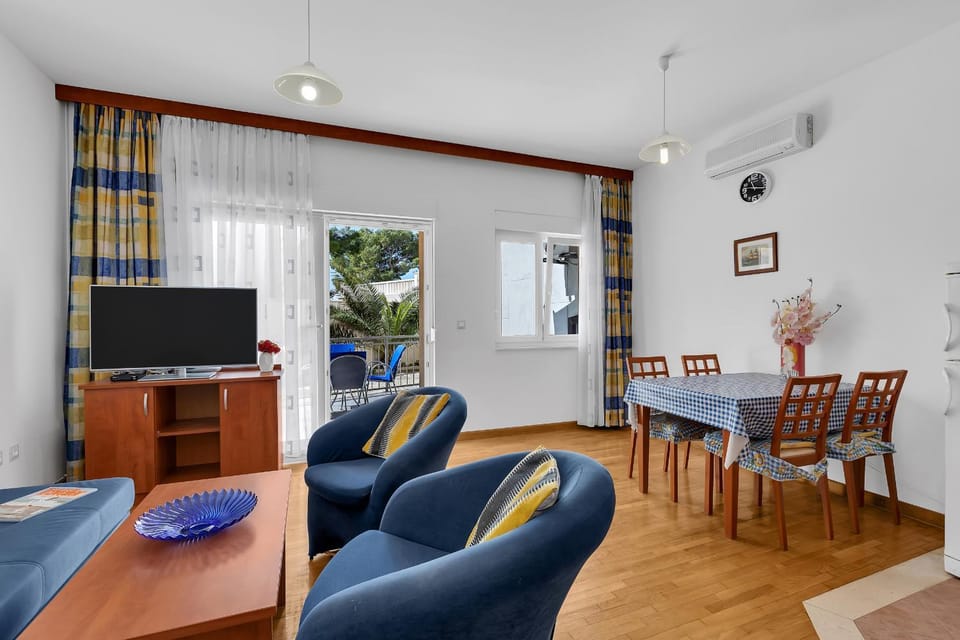 Communal lounge/ TV room, TV and multimedia, Living room, Seating area, Dining area, air conditioner