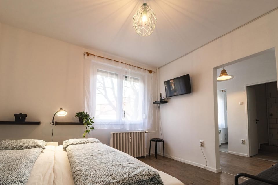 Bed, TV and multimedia, Photo of the whole room, Bedroom