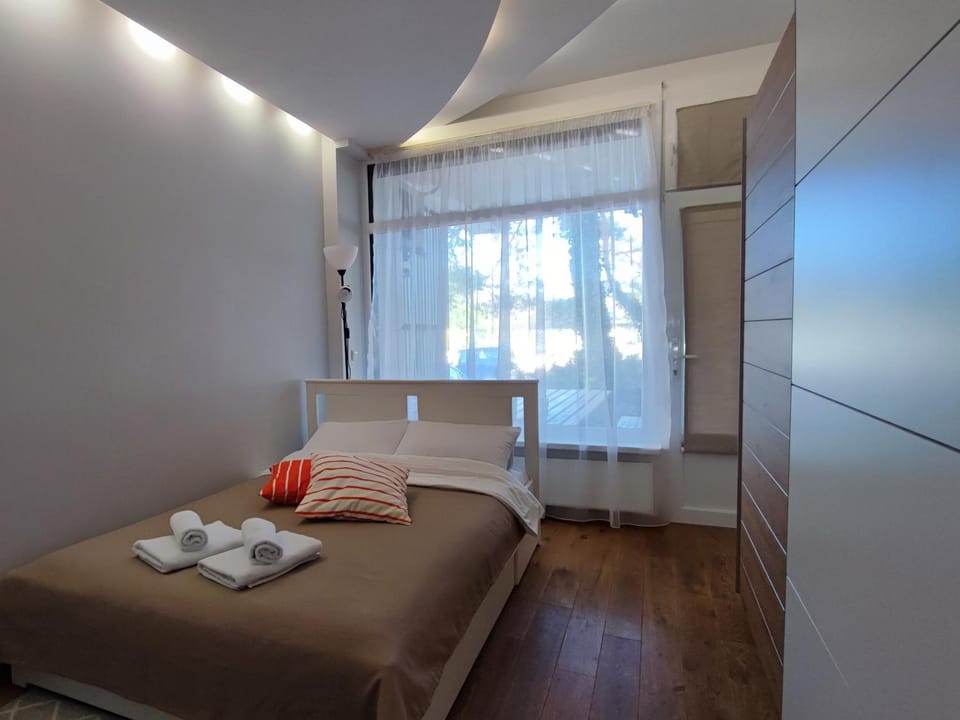 Bed, Bedroom, towels