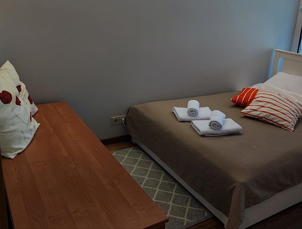 Bedroom, towels