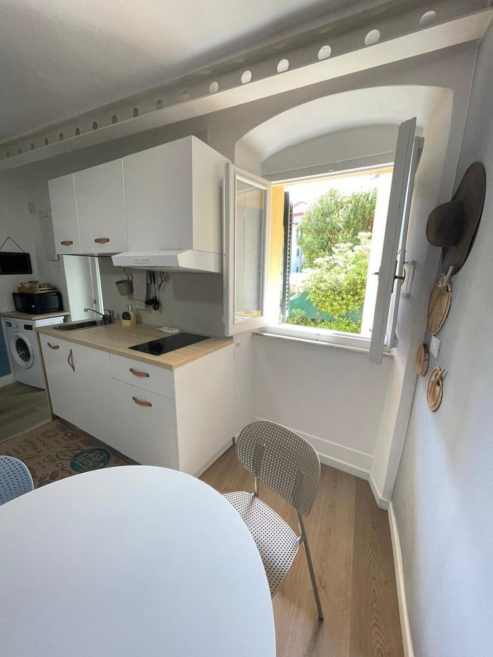 Kitchen or kitchenette, Dining area, stove