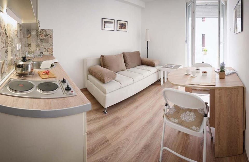 Kitchen or kitchenette, Living room, Seating area, Dining area