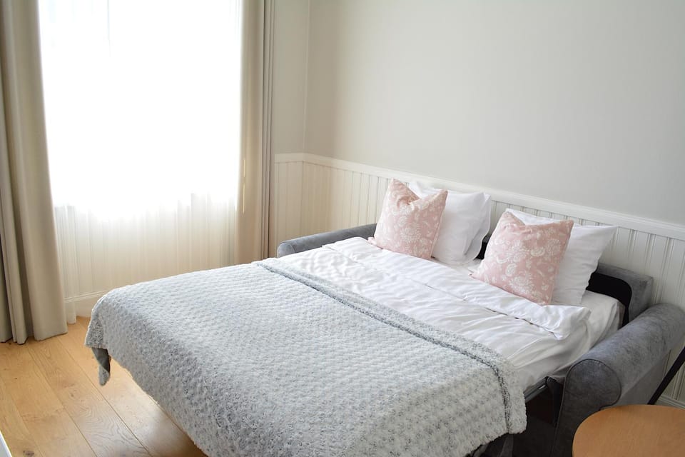 Bed, Living room