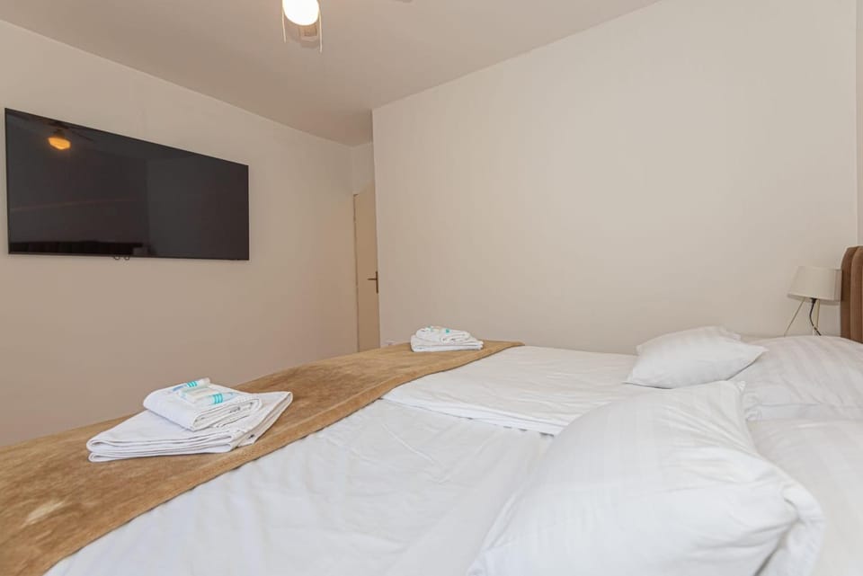 Bed, TV and multimedia, Bedroom