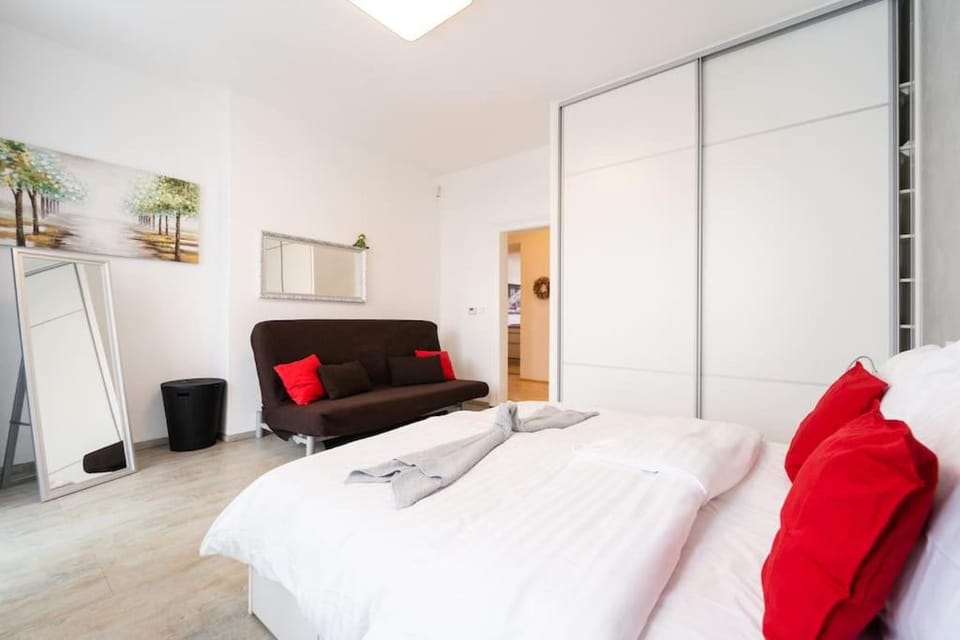 Stylový byt s červenou pohovkou kousek od hlavního nádraží Apartment in Brno