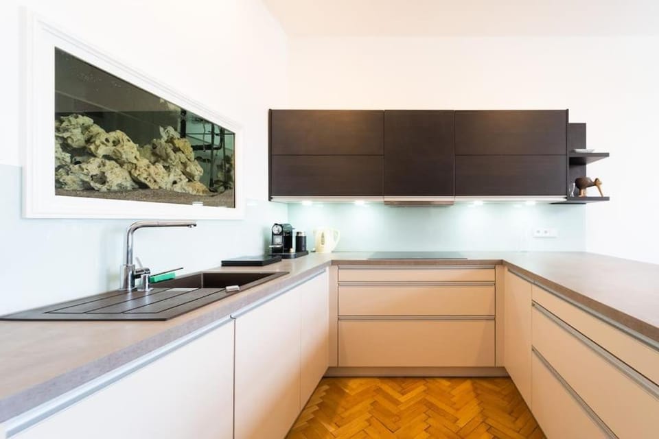 Stylový byt s červenou pohovkou kousek od hlavního nádraží Apartment in Brno