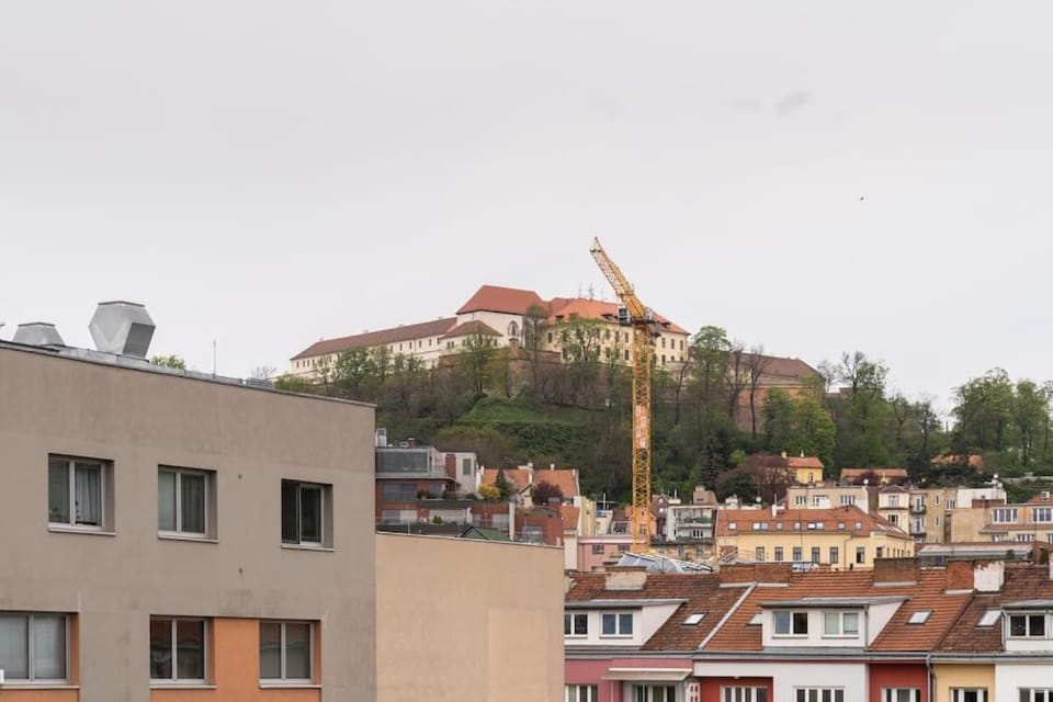 Stylový byt s červenou pohovkou kousek od hlavního nádraží Apartment in Brno