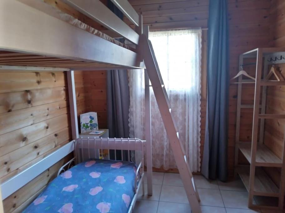 Bedroom, bunk bed