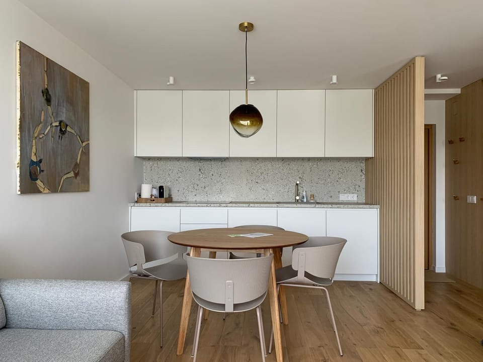 Kitchen or kitchenette, Dining area