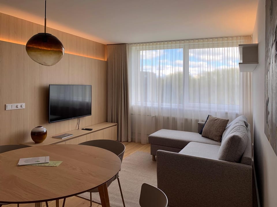 Communal lounge/ TV room, TV and multimedia, Living room, Seating area, Evening entertainment