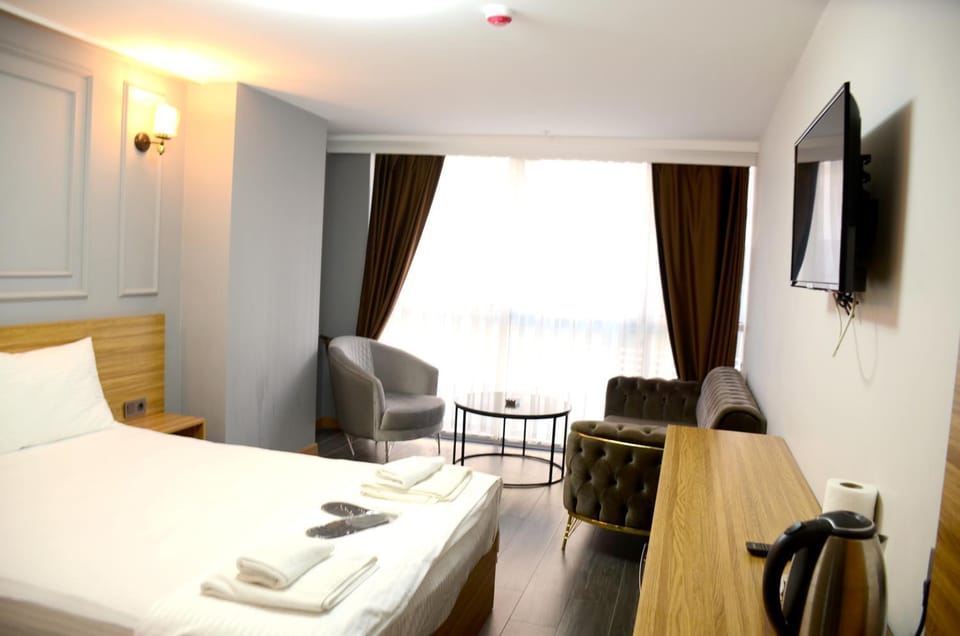 Bed, TV and multimedia, Living room, Photo of the whole room, Seating area, Dining area, Bedroom, hair dresser, towels