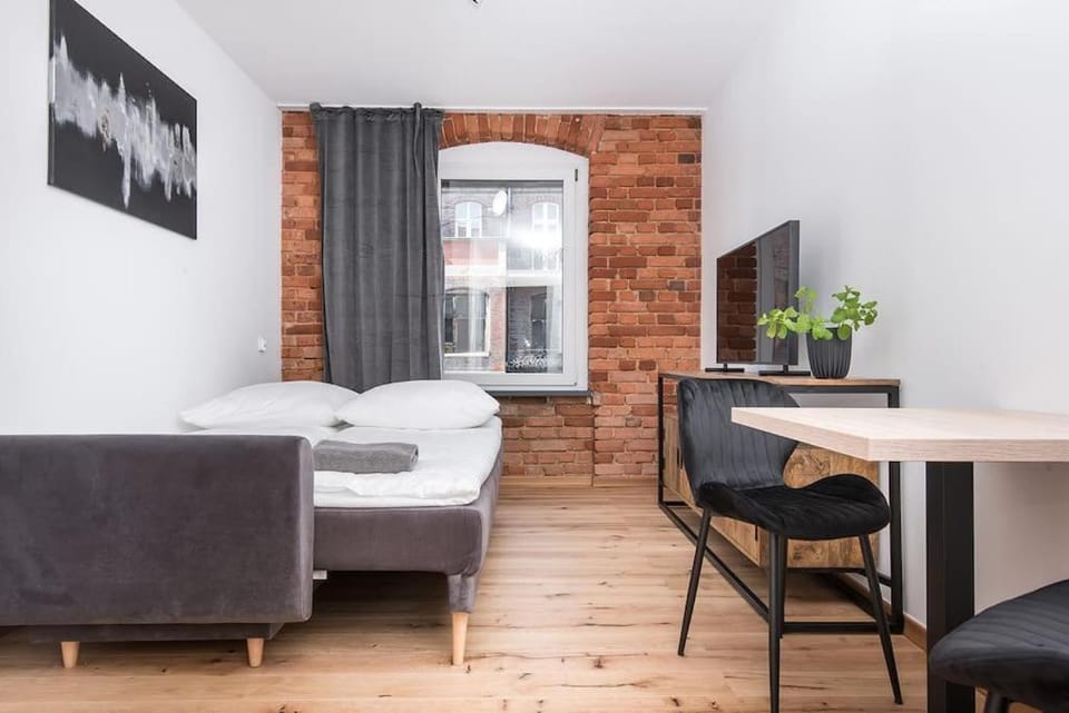 Bed, TV and multimedia, Photo of the whole room, hair dresser