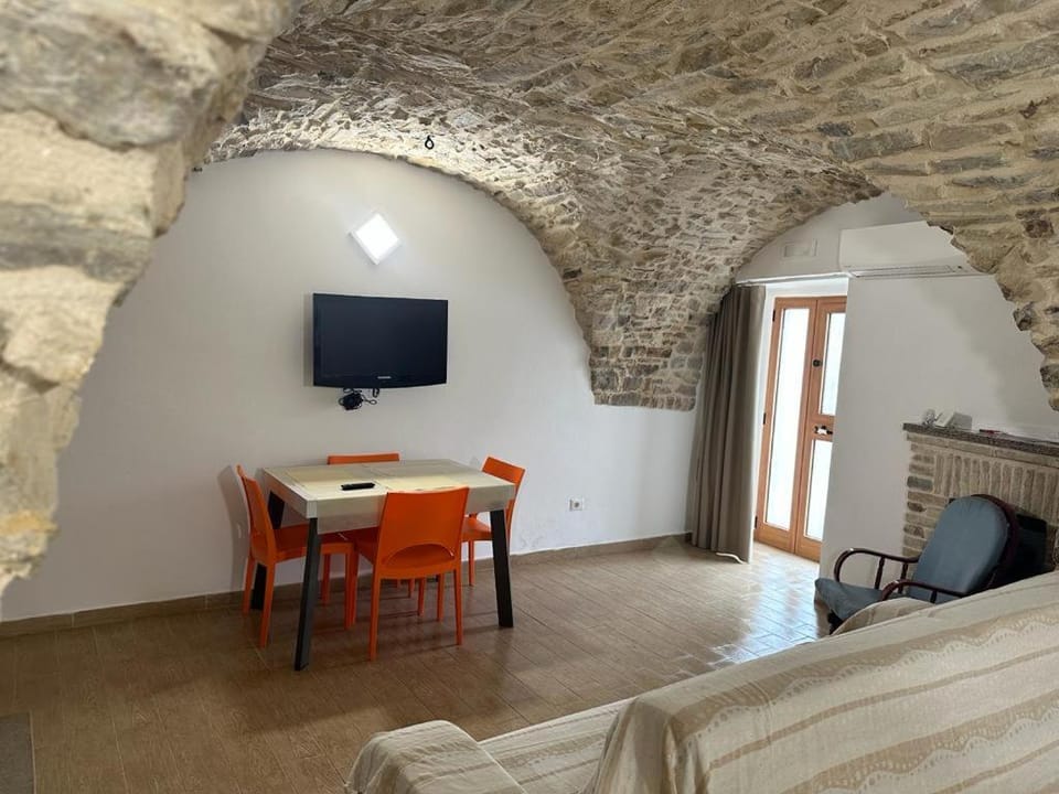 TV and multimedia, Living room, Seating area, Dining area