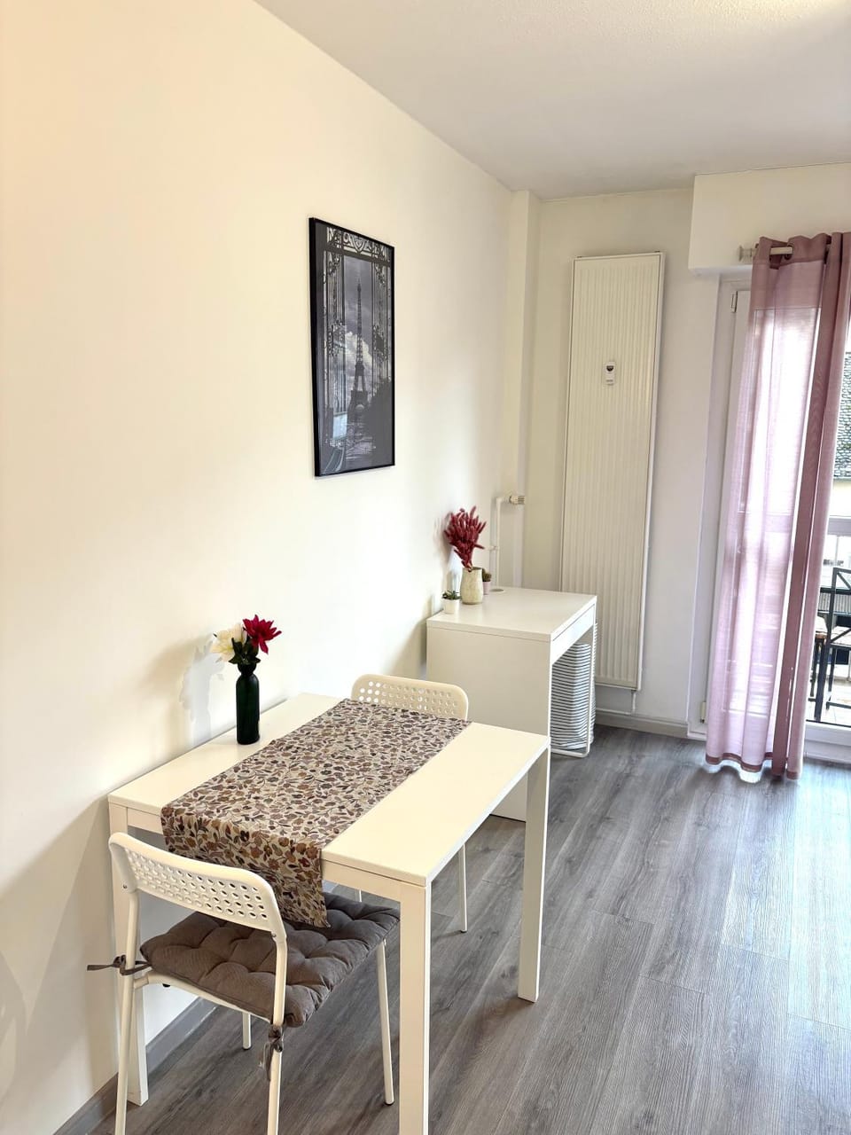 Seating area, Dining area