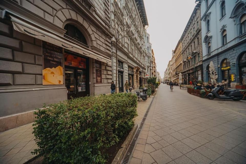 Neighbourhood, Street view, Location
