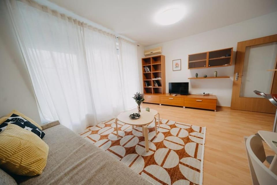 Communal lounge/ TV room, TV and multimedia, Living room, Photo of the whole room