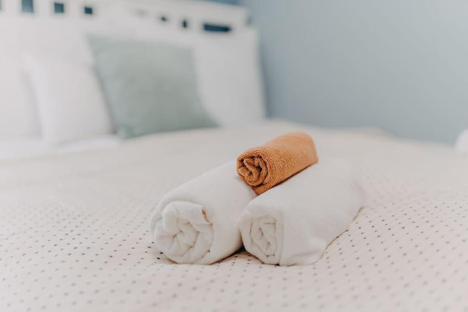 Bed, Photo of the whole room, Bedroom, towels