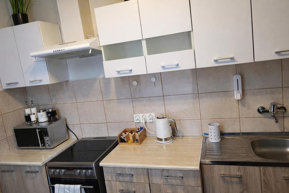 Kitchen or kitchenette, Seating area, microwave, oven, kitchen