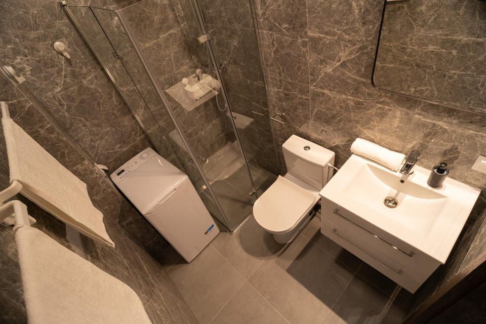 Shower, Toilet