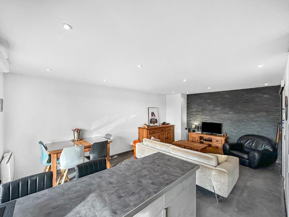 Kitchen or kitchenette, Living room, Seating area, Dining area