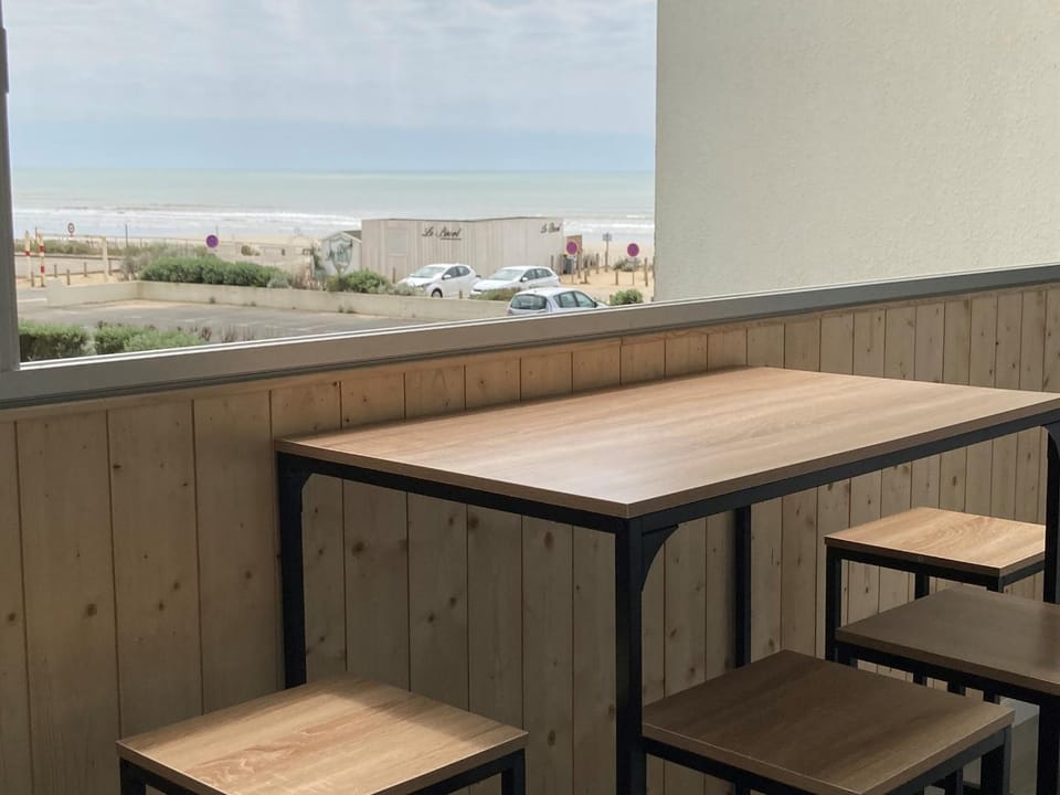 Seating area, Dining area, Sea view