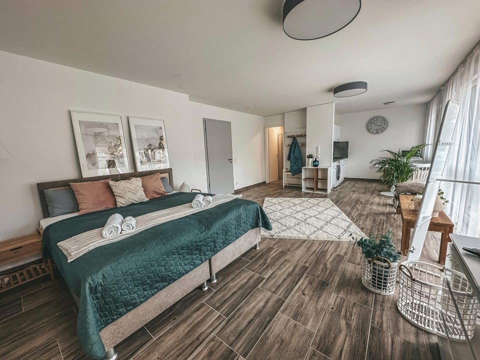 Bed, Photo of the whole room, Seating area, Bedroom