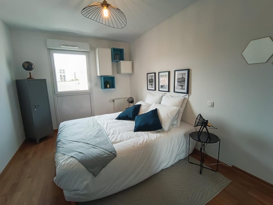 Bed, Photo of the whole room, Bedroom